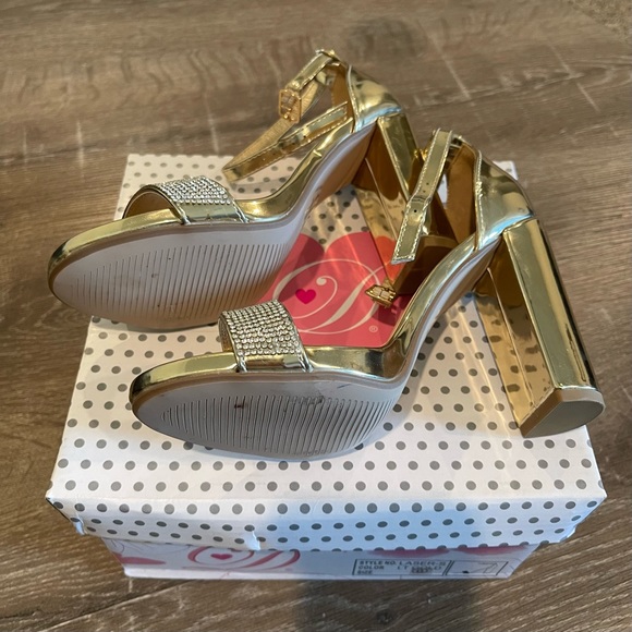 Gold heels size 6 MAKE OFFER - Picture 3 of 6